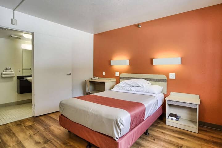 Room 6 of 14